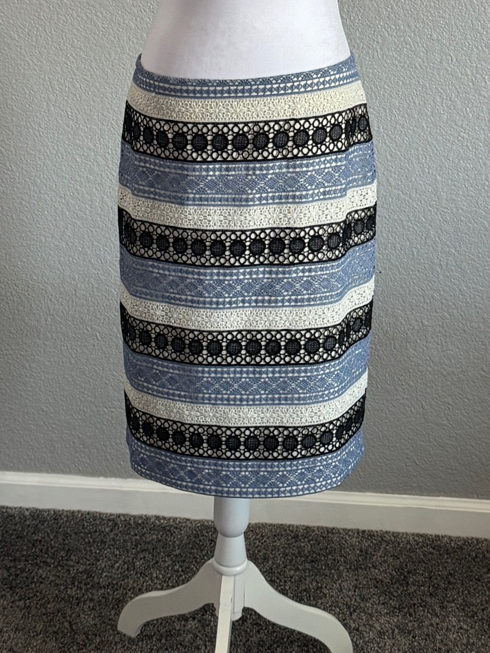 Talbots Pencil Lace Skirt Blue/White Size 10 - Picture 3 of 12